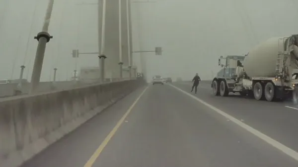 img of 卡车几乎撞到卑诗省雾气弥漫的桥上的行人