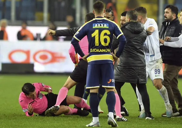 img of 土耳其俱乐部主席因在比赛中殴打裁判被捕，联赛暂停