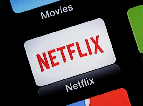 img of Netflix预计将在2024年赶超Disney+在美国广告收入上的报告