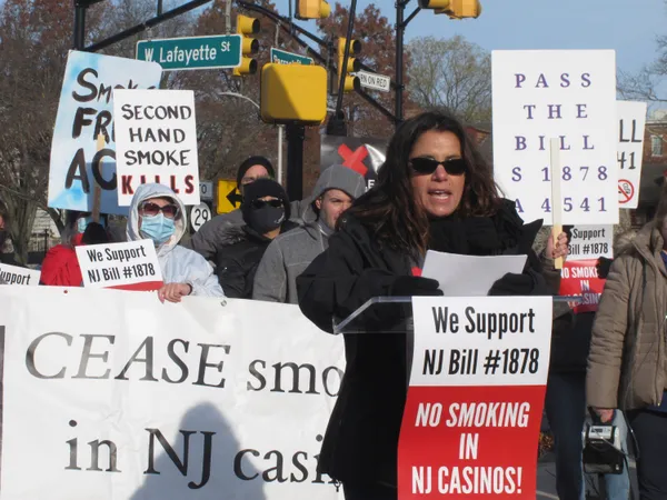 img of 在赌城禁烟计划遭挫败后，工人们在新泽西州议会大厦集会抗议