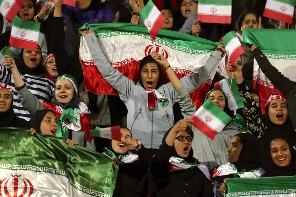 img of 伊朗女足球迷获准进入德黑兰体育场观看男子比赛。国际足球联合会主席赞扬取得的进展