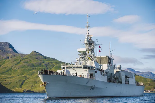 img of “以彼得之名还保罗”: 加拿大海军军舰借用转发器返航