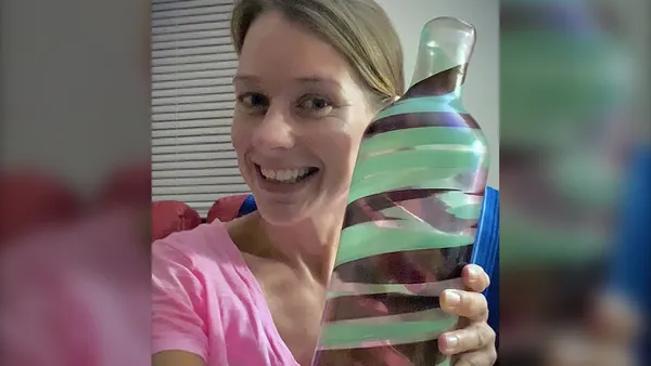 img of 她以3.99美元在Goodwill买了一只多彩花瓶，而这件稀有的作品在拍卖中以10.7万美元售出