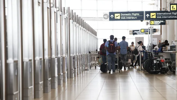 img of 旅行的不安情绪仍在，机场和航空公司迎接节日期间的高峰期
