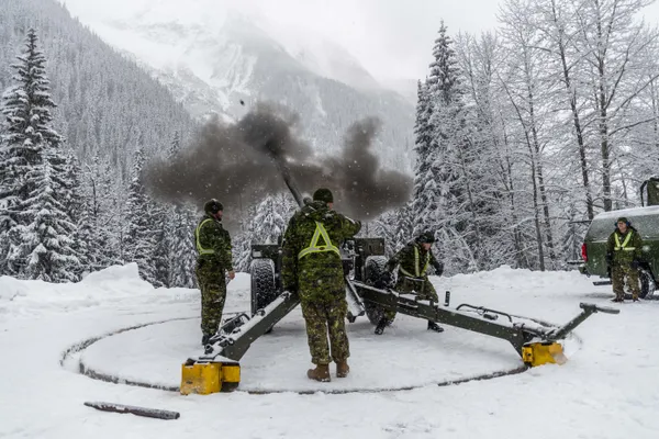 img of 加拿大大炮回归BC山区，应对2023年致命雪崩季