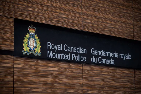 img of RCMP在Trail市逮捕了一名42岁男子，该男子在驾驶的偷来的车撞上三辆警车并导致警察受伤