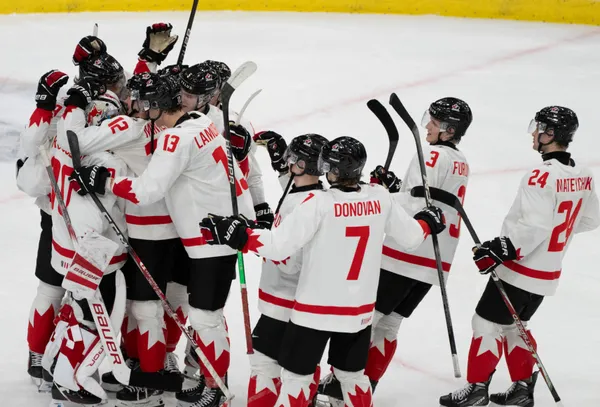 img of 加拿大在世界青年冰球锦标赛中以5比2击败芬兰
