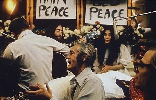 img of 著名喜剧演员托米·斯摩瑟去世：他曾参与列侬和奥诺在蒙特利尔的和平罢工