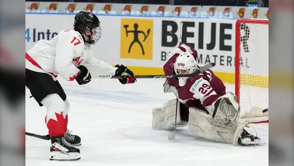 img of Macklin Celebrini的五分表现带领加拿大在世界青年冰球锦标赛上击败拉脱维亚