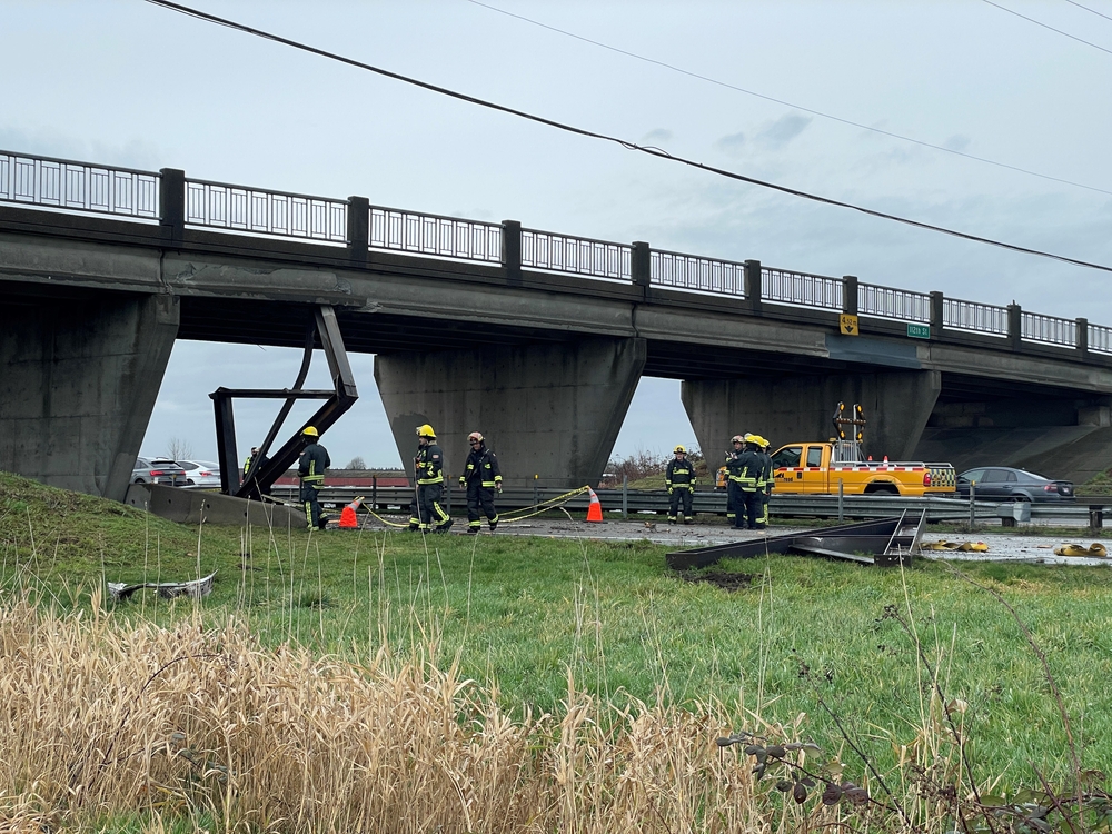 img of 加拿大卑斯省达尔塔的高架桥撞车事故导致99号公路南行关闭