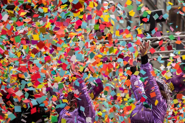 img of 时代广场的空中飘满了彩色纸屑，组织者测试新年前夕的彩带