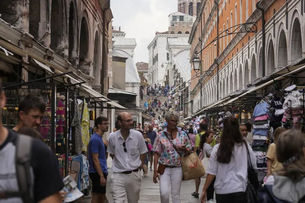 img of 威尼斯从六月开始限制游客团体人数至25人，以保护受欢迎的环礁城市