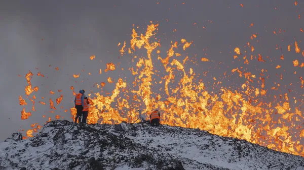 img of 冰岛火山迷：游客争相目睹冰岛火山喷发