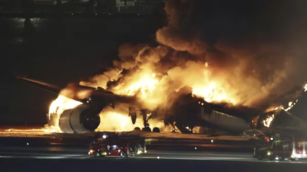 img of 日本羽田机场发生飞机相撞火灾事故5人死亡数百人安全疏散