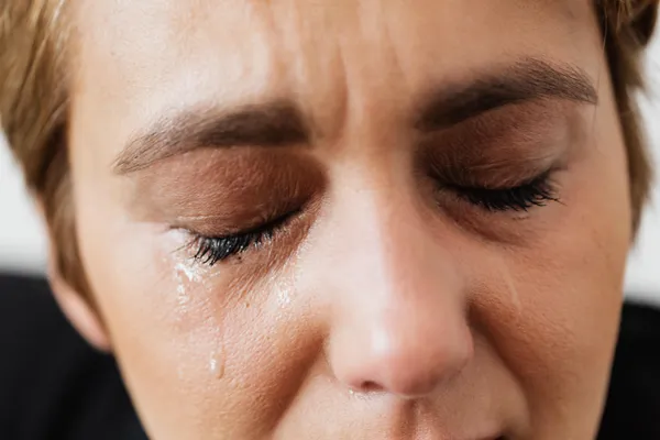 img of 研究发现，嗅女人的眼泪可减少男性攻击性