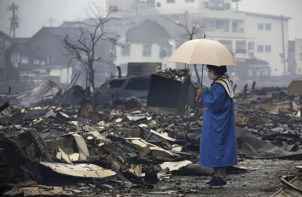 img of 日本大地震造成65人死亡，救援人员紧急搜救生还者