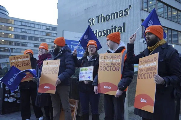 img of 英国数千名医生走上街头举行有史以来最长罢工