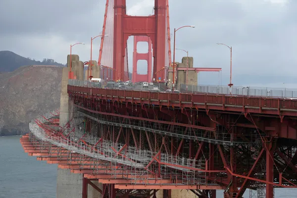 img of 金门大桥终于装上防止跳桥自杀的钢丝网