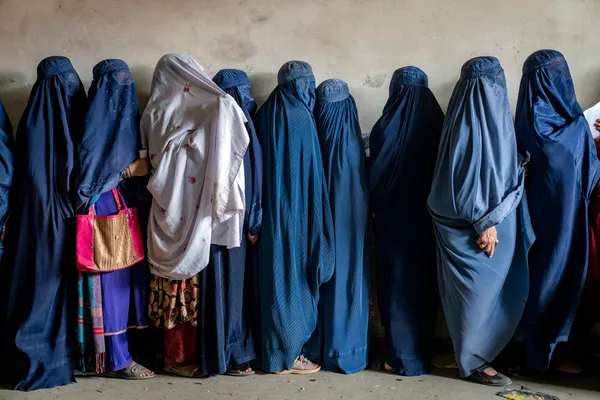 img of 塔利班在他们回到权力以来，首次对“不端正的头巾”进行衣着规定打压女性