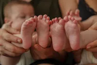 img of 母亲诞下的双胞胎40分钟后出生的各具年份的生日