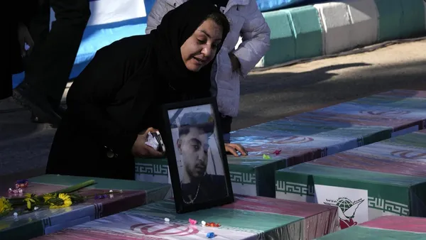 img of 伊朗哀悼伊斯兰国自杀式爆炸袭击中遇难的人数上升至89人