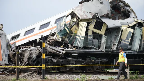 img of 印尼爪哇岛火车相撞造成至少4人死亡