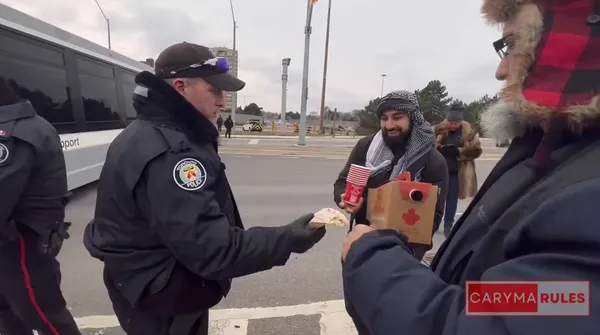 img of 多伦多警察局局长因警察给示威者送咖啡的视频引发愤怒致歉