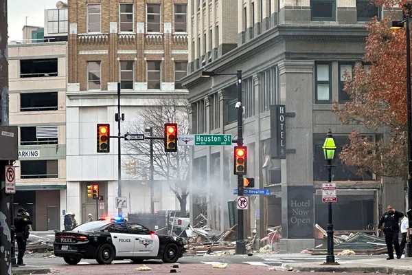 img of 火灾致21人受伤：消防员调查德克萨斯州历史悠久的酒店疑似燃气爆炸的原因