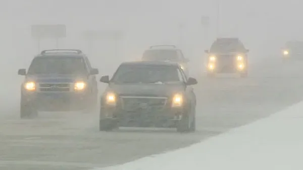 img of 卑诗省出现恶劣天气，道路雪后结冰，雪崩条件危险