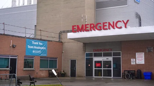 img of 20小时或更长时间的等待：加拿大医学会报告急诊室不堪重负