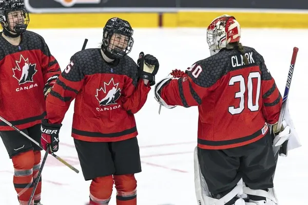 img of 加拿大队在u18女子冰球世界比赛中击败瑞士晋级半决赛