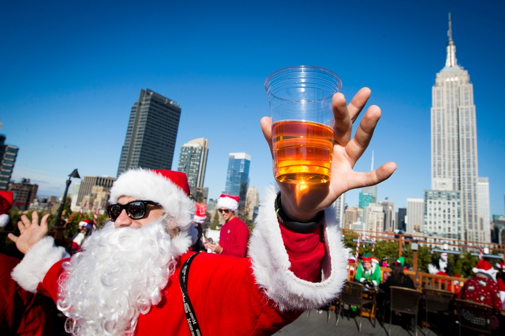 img of 纽约市数千狂欢者参加年度圣诞主题酒吧爬行SantaCon