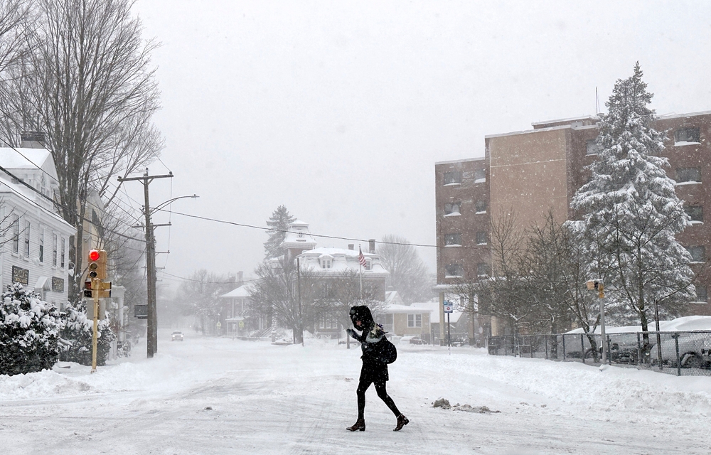 img of 冬季风暴在美国两海岸吹雪，冰冻道路使交通危险