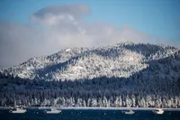 img of 加州塔霍湖附近滑雪胜地发生雪崩